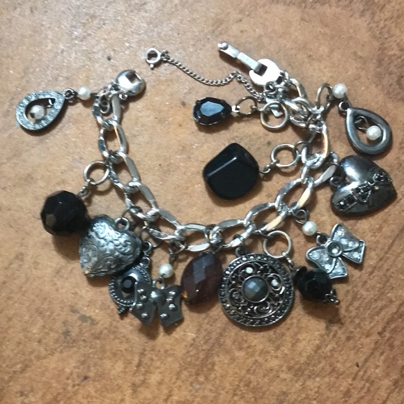 Vintage SilverTone Monet 13 Charm bracelet excellent condition Butterfly & pearl - Picture 2 of 11